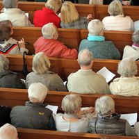 Bild vergrößern: Rentner in den Reihe whrend eines Gottesdienstes
