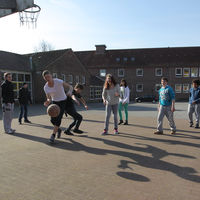 Bild vergrößern: An der - Schule am Campus - spielen Schler whrend der Pause Basketball