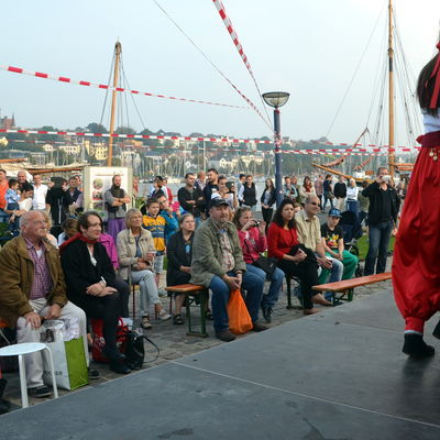 Bild vergrößern: Tanzgruppe auf der Schiffbrcke