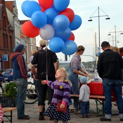 Bild vergrößern: Kind mit Luftballons